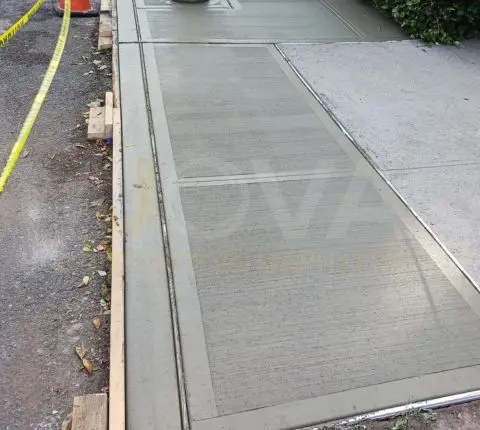 Broom-finished concrete sidewalk with smooth trowelled borders